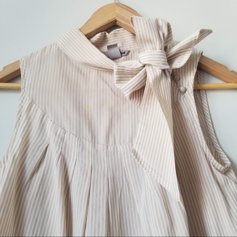 H&M Sleeveless Seersucker Tie Neck Blouse
